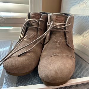Grey suede Toms wedged bootie. Worn twice. Size 11